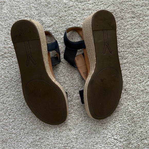 Vionic Calera Sandals – Navy – Size 9.5 – Orthotic Comfort - Picture 3 of 3